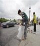 Des japonais amoureux de Paris nettoient les rues de la capitale