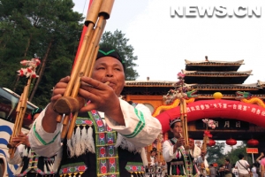 Les touristes chinois et Ã©trangers se rÃ©unissent joyeusement au Â« plus grand festin Helong Â» Ã  